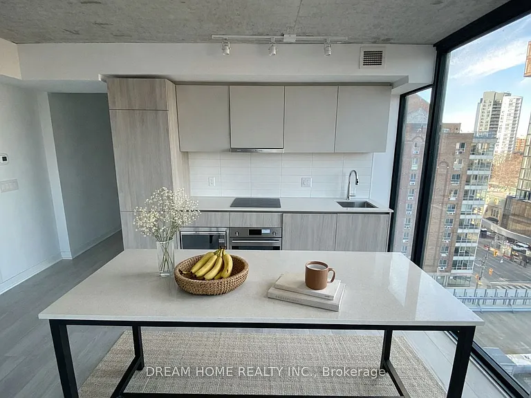 47 Mutual St #807 — Photo 2