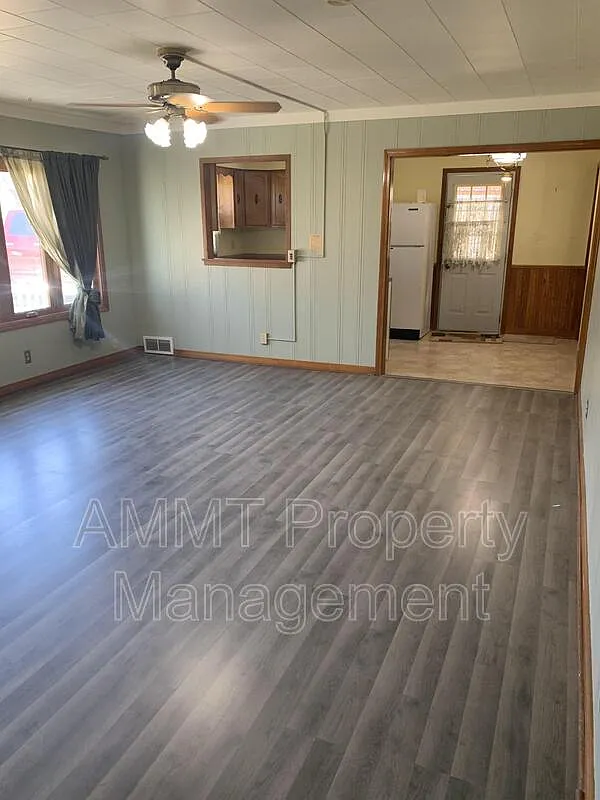 3 bed, 1.0 bath, 1064 sqft, $1,500 — Photo 4