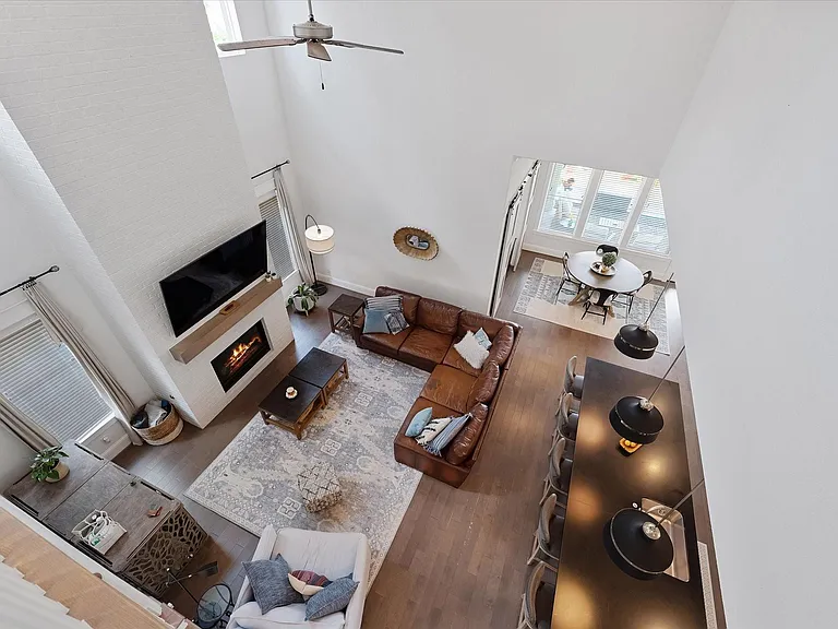 2221 Salt Grass Trl — Photo 25