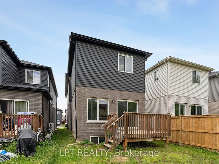 217 Louise St — Photo 32