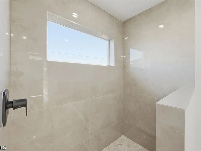 2105 NE 1st Ave — Photo 18