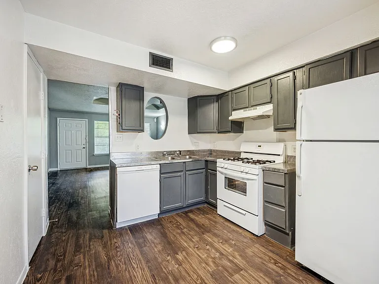 The Metropolis Apartments — Photo 79