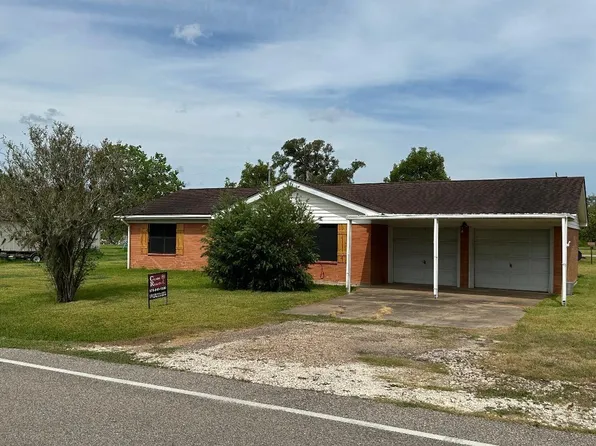 304 Edgewater St, Clute, TX 77531