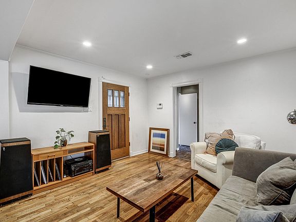 5th image of 913 W Johanna St