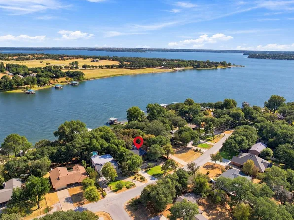 284 Shoreline Dr N, Azle, TX 76020