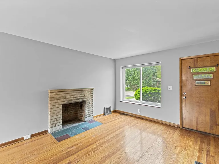 723 Village Dr — Photo 2