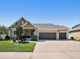 7120 Meadowsweet Ln, Shawnee, KS 66227