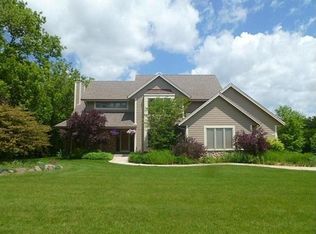 20040 W Rustic Ridge Dr, New Berlin, WI 53146