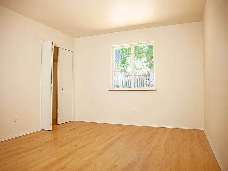 6530 NE Center St — Photo 7