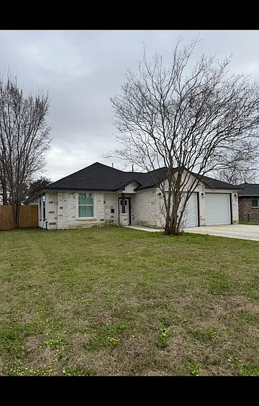 305 Kelly Ln — Photo 1