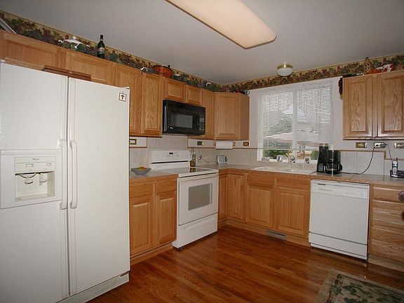 Beautiful hardwood floors throughout spacious eat-in kitchen and family room