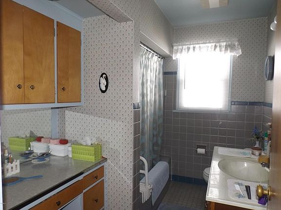 5th image of 147 Ellwood Ave
