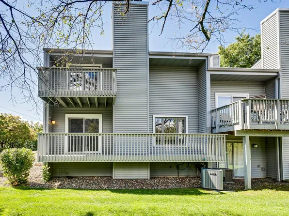2652 Mackubin St, Roseville, MN 55113