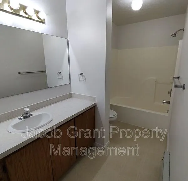 385 Golden St #4 — Photo 8