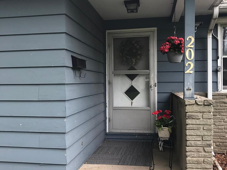 Private entrance with porch.