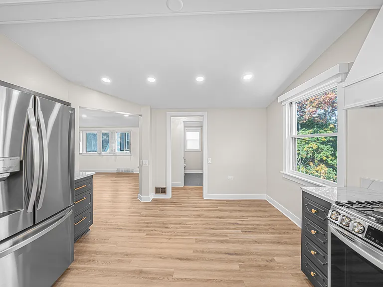 633 Glenview Ave — Photo 3