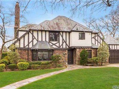 44 Marlborough Ct, Rockville Centre, NY, 11570