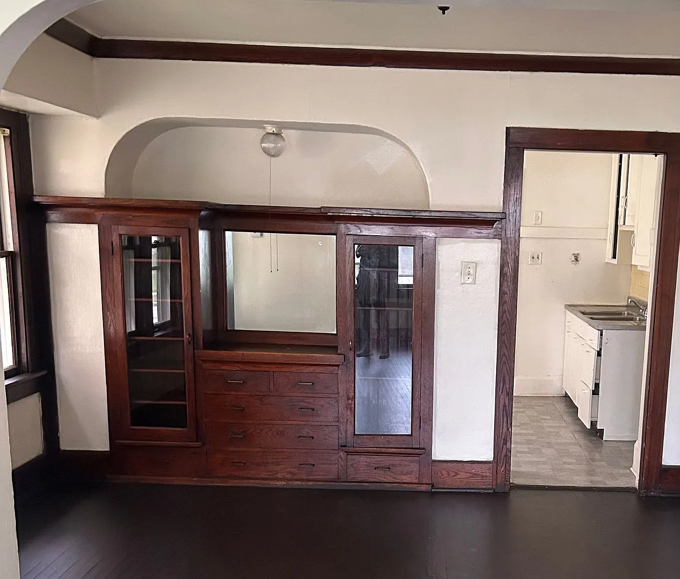 Spacious 2Br Lower Duplex in Milwaukee — Photo 1