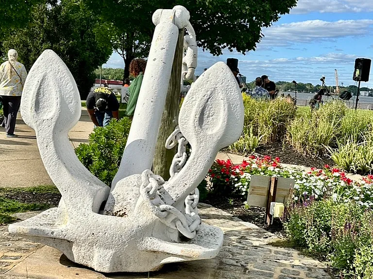 Burlington City Water front Promenade : with room to exercise, enjoy the water front at the historical Delaware River