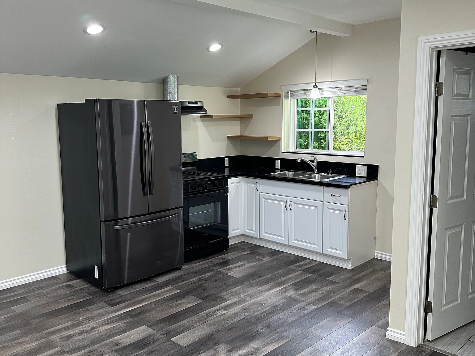 Studio, 450 sqft, $1,700 — Photo 4