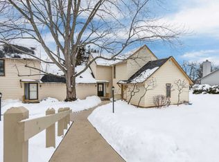 722 Chandler Rd, Gurnee, IL 60031