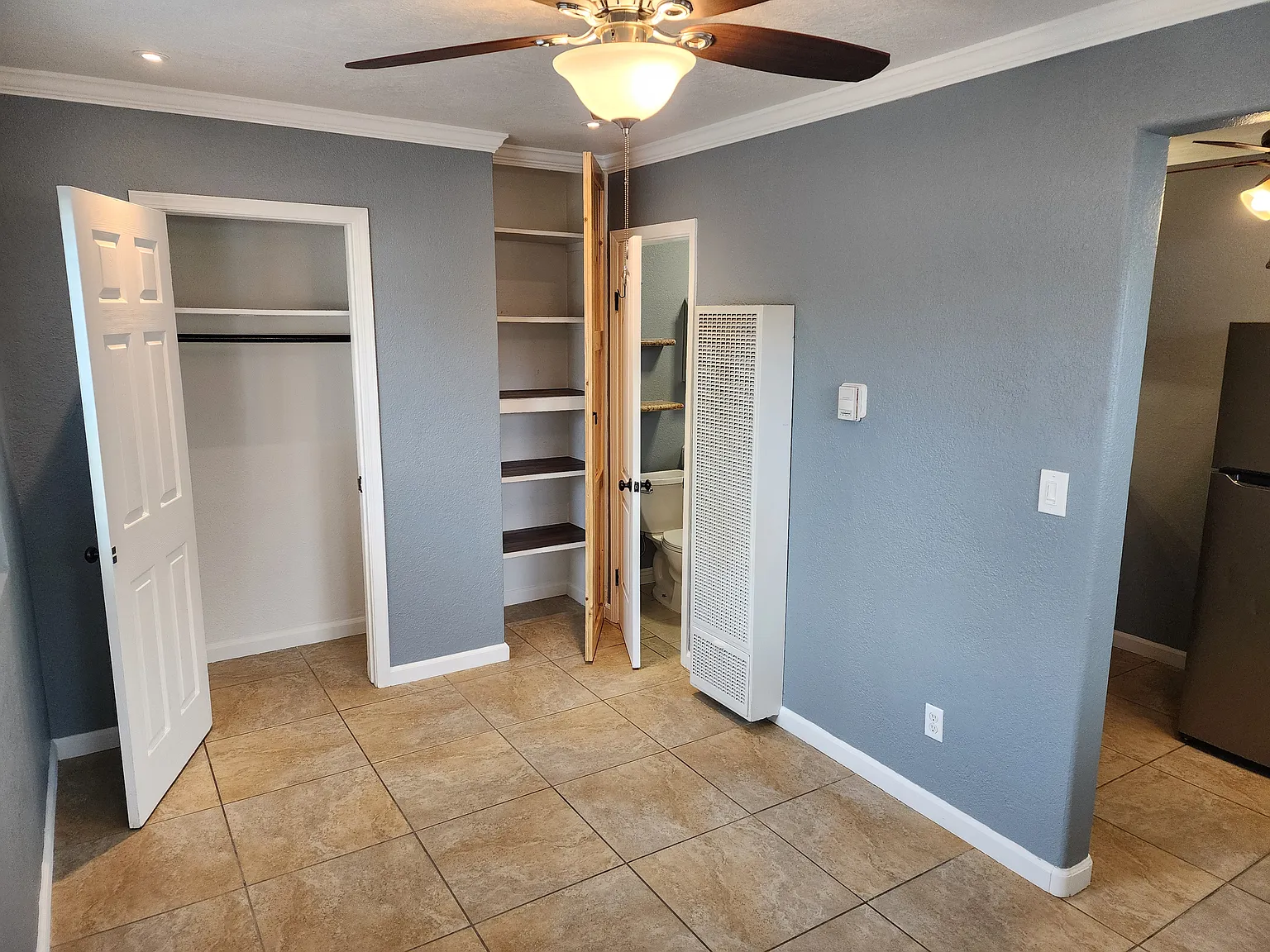 Gas Electric Included Pets OK Yard Parking Laundry Dog Door Patio Shed — Photo 2
