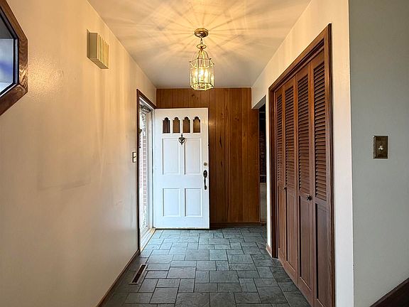 3rd image of 40 Tomahawk Rd