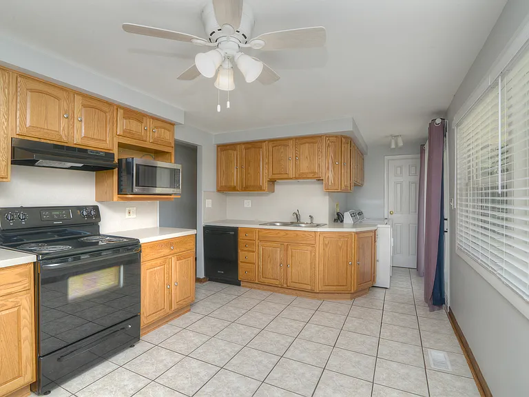 930 Sharon Ln — Photo 10