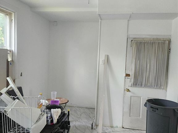 3rd image of 905 Cooks Ln