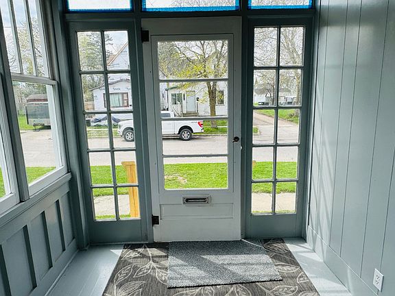 2nd image of 807 Swinton St