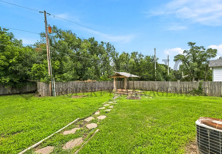 516 N Lakeside Dr — Photo 13