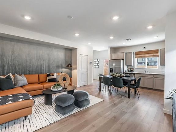 4th image of 998 Green Lily Dr
