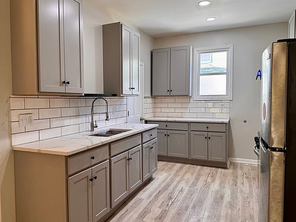 3rd image of 834 College Ave