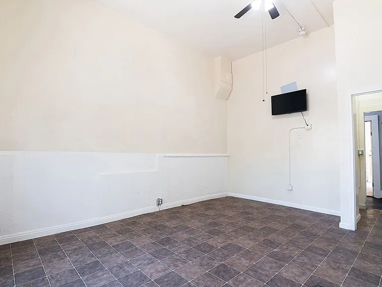 Mariachi Plaza Apartments (OLD) — Photo 33