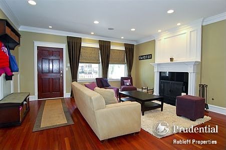 3rd image of 3244 N Wolcott Ave Floor 2