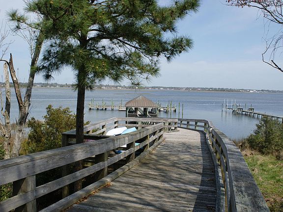 3rd image of 413 Emerald Landing Dr