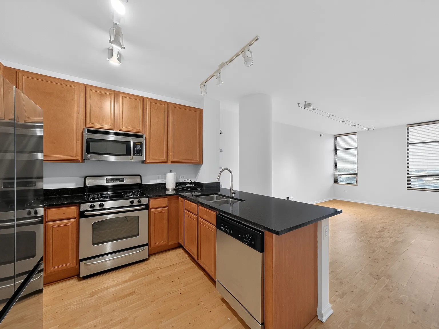 1 bed, 725 sqft, $2,440 — Photo 2