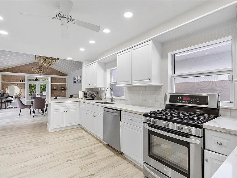 411 Poinciana Dr — Photo 15