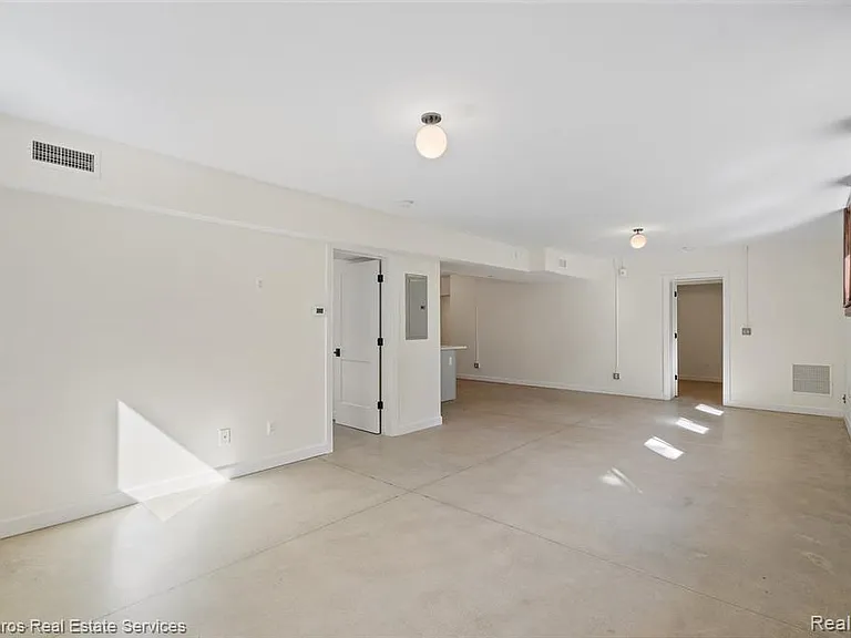 389 Saint Clair St #101 — Photo 8