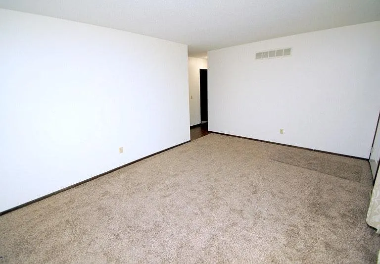 1139 N Pioneer St — Photo 5