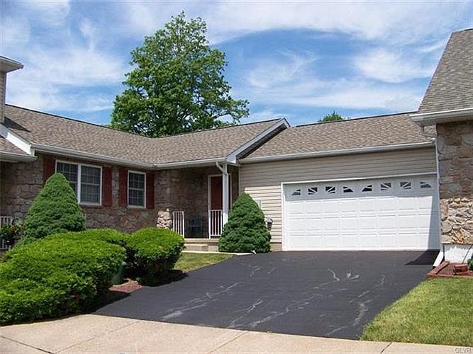 1st image of 6 Monmouth Ct