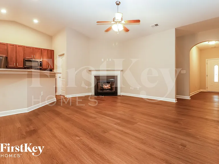 505 Crossland Dr — Photo 2
