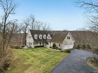 25 Navajo Trail, Sloatsburg, NY 10974