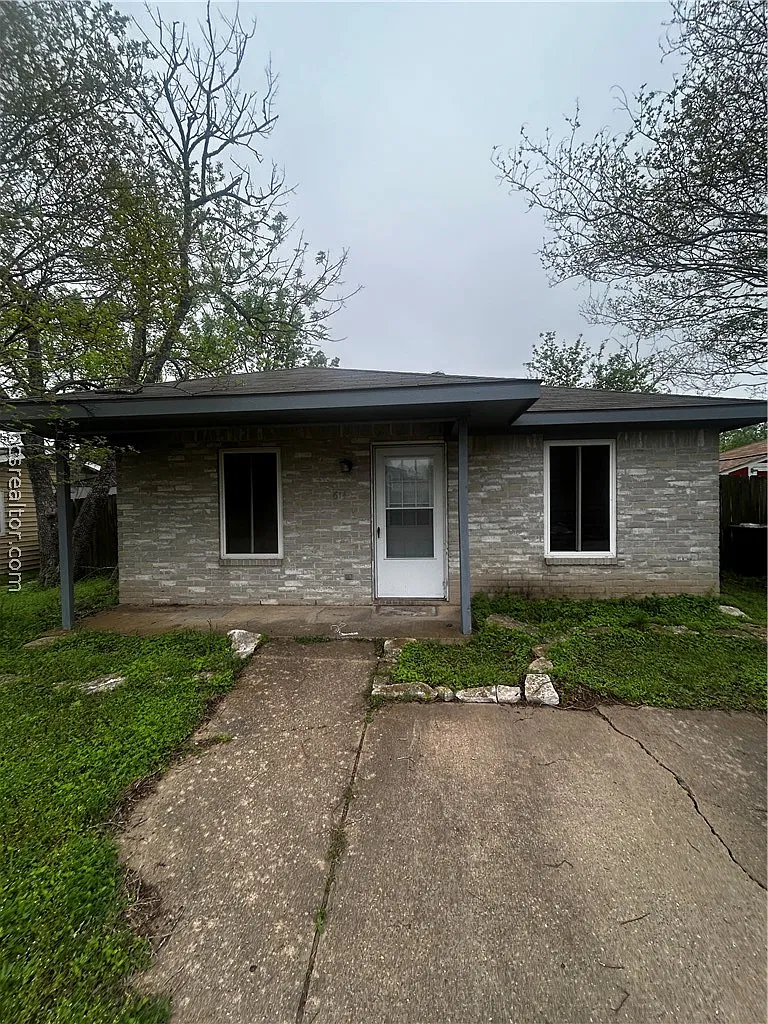 3 bed, 1040 sqft, $1,625 — Photo 1