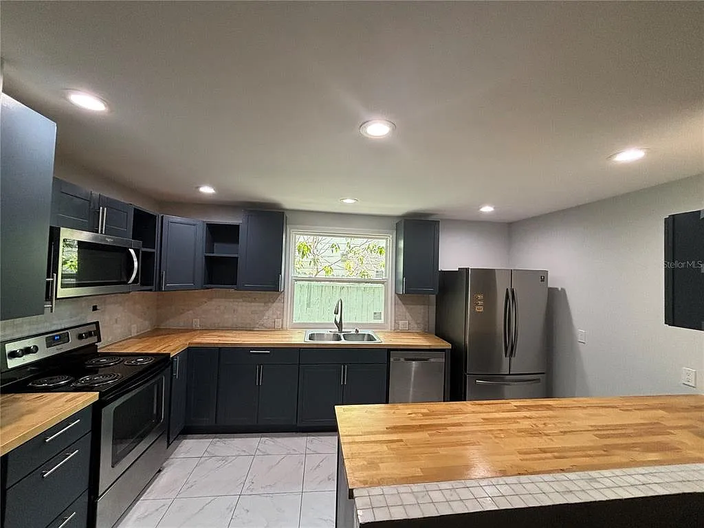 3 bed, 2.0 bath, 1335 sqft, $2,700 — Photo 3