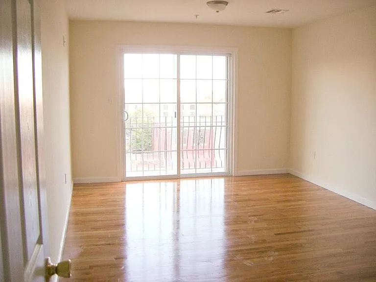 5-9 Marion Pl #3 — Photo 2