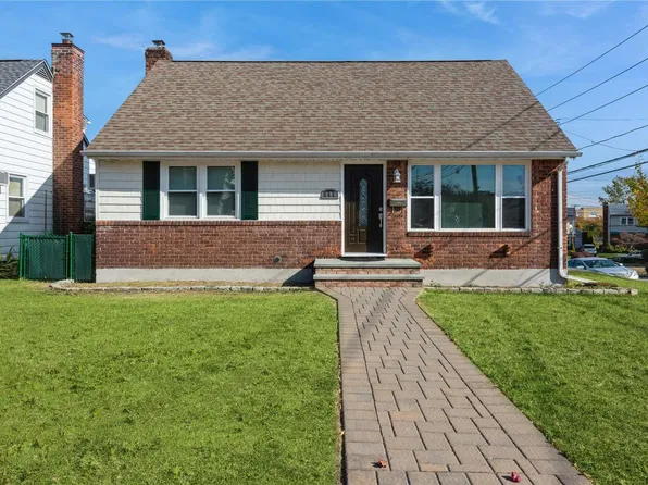 106 Barwick Boulevard, Mineola, NY 11501