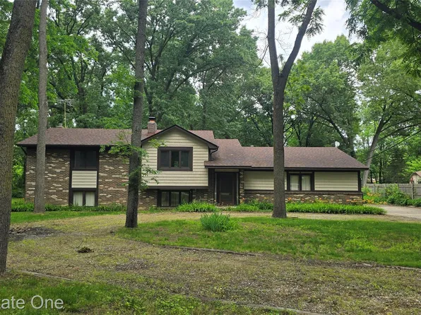 8950 Wise Rd, Commerce Township, MI 48382