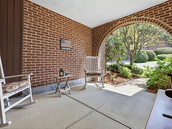 3rd image of 36 Hawthorne Cir Unit 36