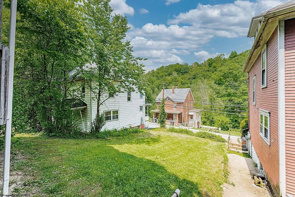Spacious 4 Bed / 1 Bath House in Morgantown, WV — Photo 3